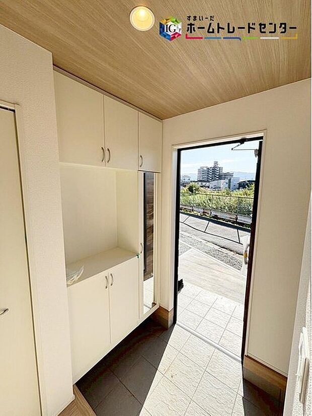 【玄関】ご家族が増えると靴の数も！靴箱の扉を閉めてしまえば玄関もすっきりとした印象に♪年末年始の来客が増える時期にも嬉しい玄関収納です♪玄関入って左側にシューズインクローク付き♪