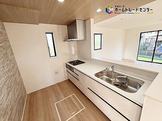 【キッチン】収納力豊富な爽やかなシステムキッチンを用意しております♪床下収納もございますので、キッチンスペースをいつでもすっきりとお使い頂けそうです♪