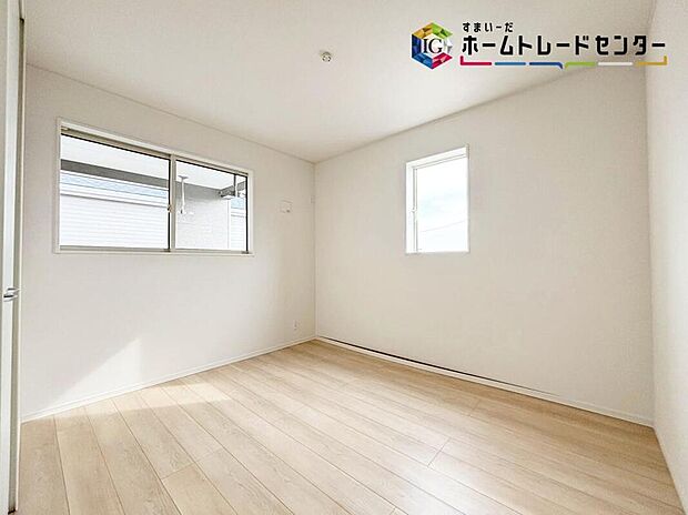 【【居室】】2面採光を確保した明るい室内は穏やかな時間が流れます♪風通しも良く、大変居心地の良い空間となっております！爽やかな風を感じて起きる朝は、快適生活の始まりに！