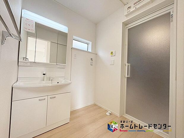 【【洗面台・洗面所】】女性にはうれしい３面鏡化粧台。鏡の裏が収納になっている機能的なタイプです。ちょっとした生活用品等もすっきりと片付きますね♪朝シャンも手軽に出来ます。