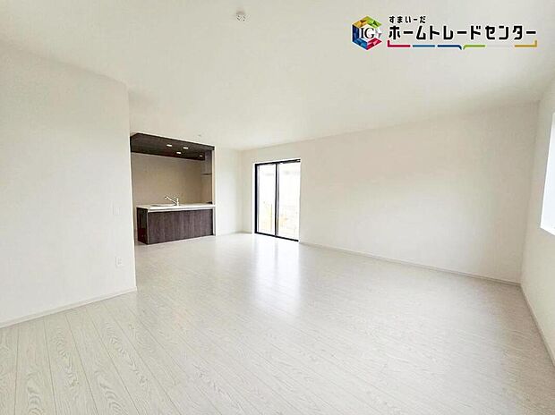 【【リビング】】広々としたLDKに、自分好みのインテリアでレイアウト♪季節ごとに模様替えなども、楽しみの一つとなりそうです♪