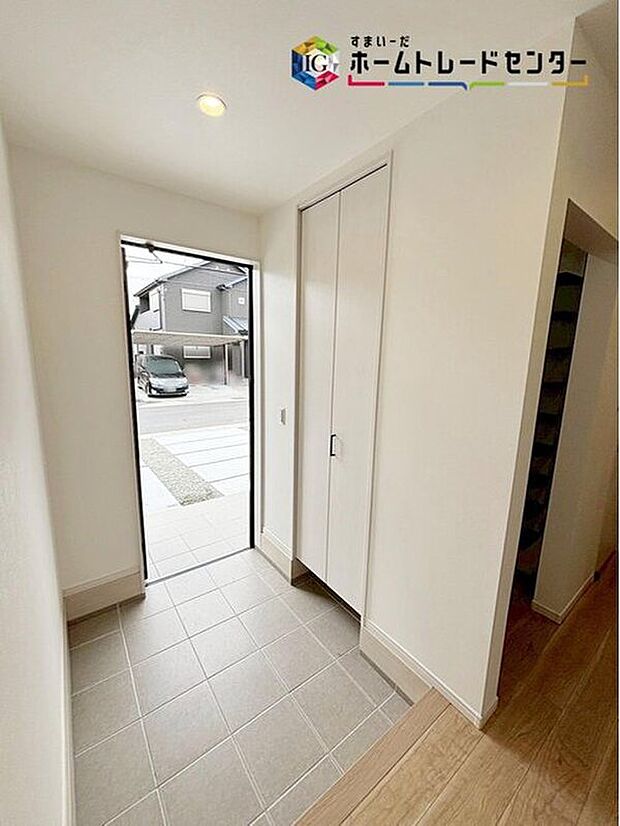 【【玄関】※2号棟】多くの靴を収納できる上、飾り棚を利用して、お越しいただくお客様をおもてなしできます。