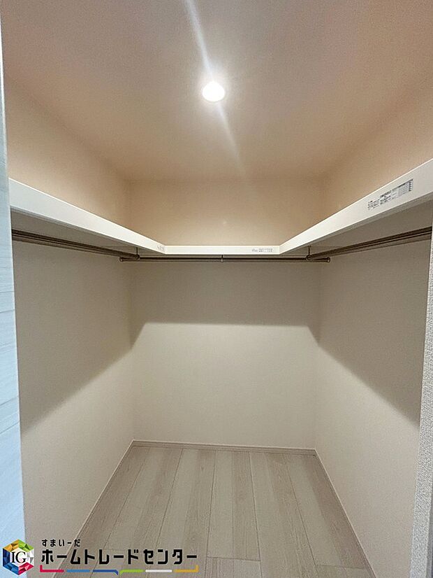 【ファミリークローゼット】部屋のように中を歩いて入れる広さのファミリークローゼット。衣類だけでなく、鞄などの小物からスーツケースやレジャー用品などの大きな物までたっぷり収納出来ます。