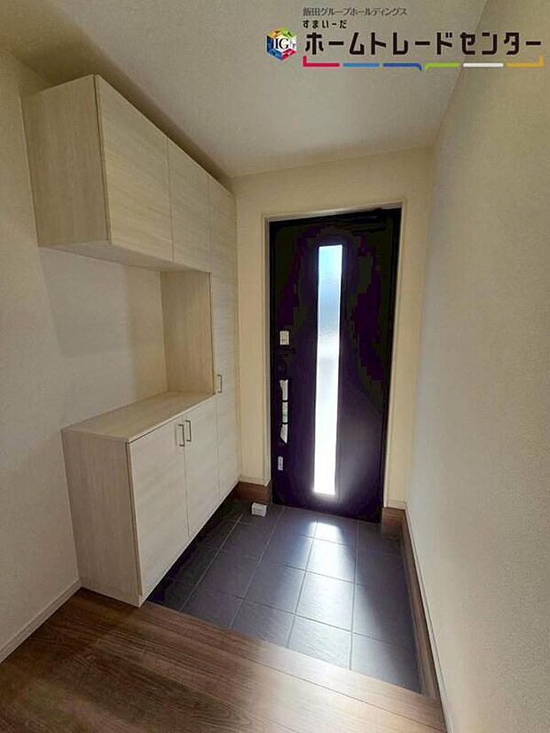 【【玄関】※2号棟】ご家族が増えると靴の数も増えますね。扉を閉めてしまえば玄関もすっきりとした印象に。年末年始の来客が増える時期にも嬉しい玄関収納です♪