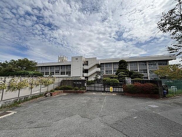 上牧町町立上牧小学校（約2,100m）