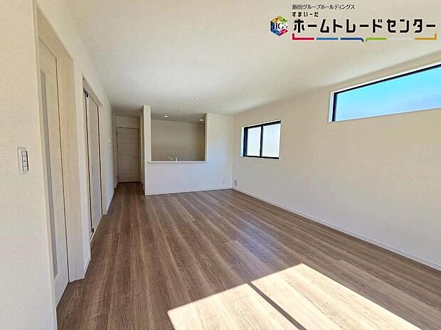 【【リビング】】家族の一体感を感じられる広々スペース。家族と過ごす時間を大切にする方にぴったりのゆとりの住空間♪隣り合う和室を開放すれば、ひときわ広々とした空間に♪