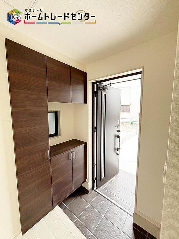 【【玄関】※2号棟】ガラススリットの入った玄関ドアは室内に光を届けてくれる大事な存在です☆ウッドテイストの玄関ドアがお洒落です。