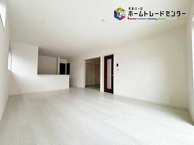 【【リビング】】明るく開放感のあるリビング♪対面式キッチンは、いつでもご家族を感じられる空間作りの重要ポイントになりそうです!