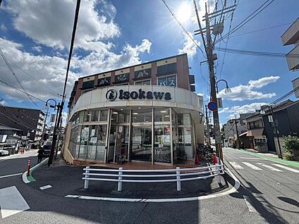 いそかわあやめ池店 1990m(自転車で8分、車で4分、徒歩25分)
