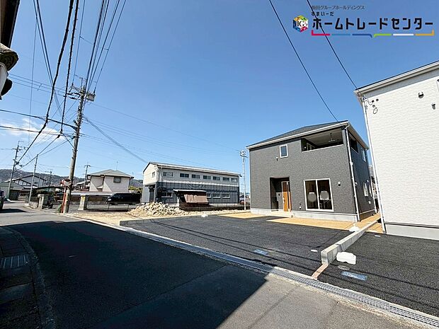 【【現地外観写真】※２号棟】休日にご家族揃ってご見学はいかがでしょうか♪実際の現地を見てみると図面などではわからない、新たな発見もありますのでまずはお気軽にお問い合わせください♪