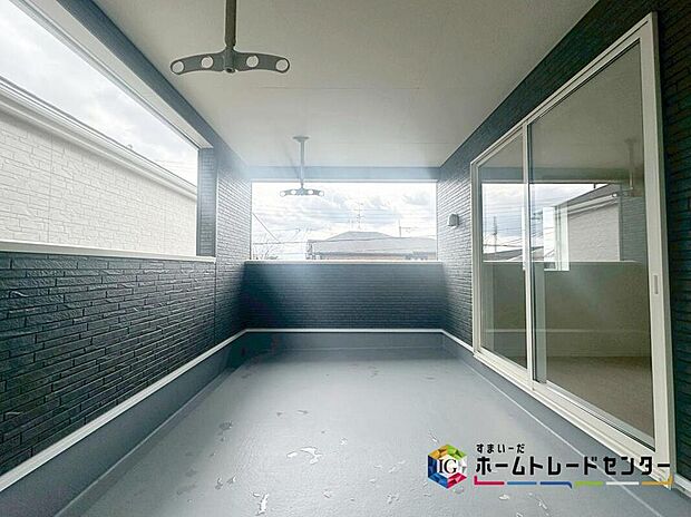 【【バルコニー】】広々としたインナーバルコニー♪シーツなど大きな洗濯物もらくらく干せます♪観葉植物を置いたり、料理に使えるハーブを育てたり、ガーデンニングを楽しむスペースも十分♪