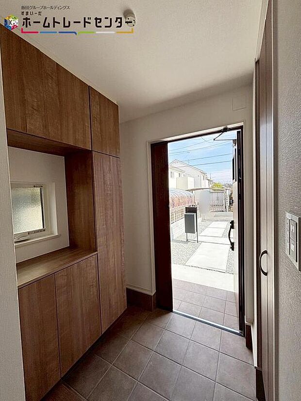 【玄関】コの字型の玄関収納を採用。多くの靴を収納できる上、飾り棚を利用して、お越しいただくお客様をおもてなしできます。