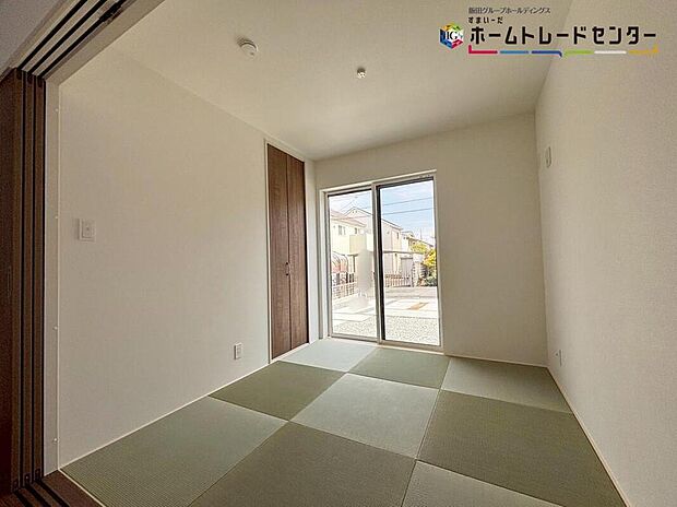 【和室】2WAYに使える和室。戸を開ければリビングと一体に。閉じれば独立した和室に。お客様の宿泊にも対応できる頼もしい空間です。