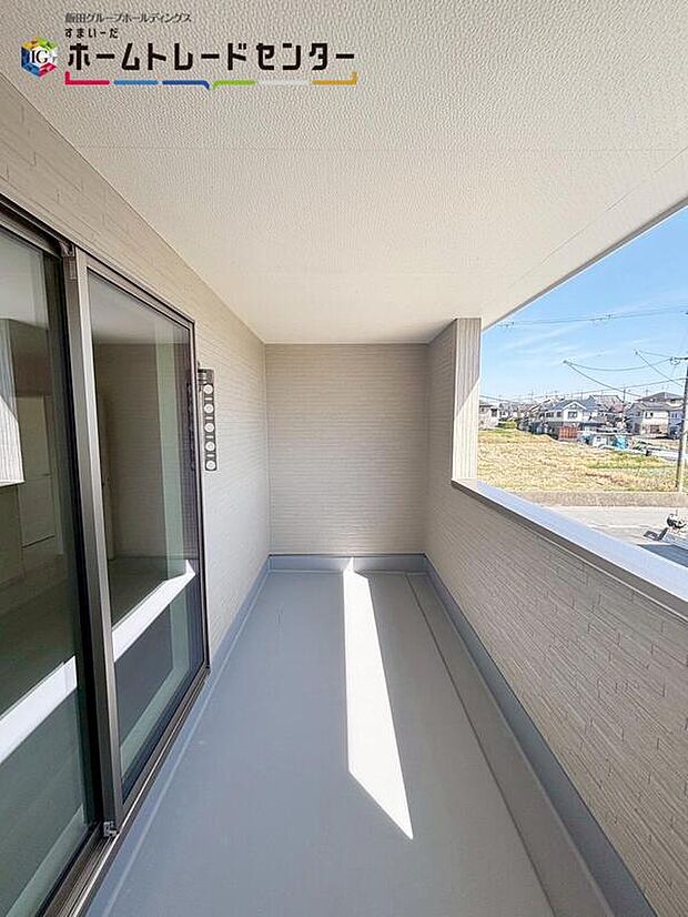 【【インナーバルコニー】】広々としたインナーバルコニー♪お天気が晴れの日にはたっぷりの洗濯物やお布団を干せます！たくさん干してもこれなら、洗濯物も早く乾きそうです♪