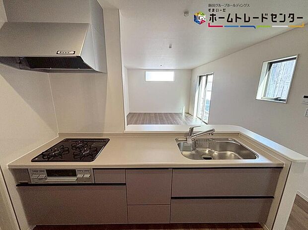 【キッチン】人気のある対面式キッチン♪お食事の準備をしながらご家族との会話を楽しめます♪リビングにいるご家族の様子が一目で分かるので、小さいお子様がいても安心です♪