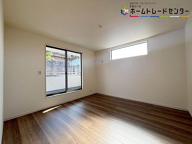 【リビング以外の居室】ご家族が集う空間と、個の時間を大切にする居室をしっかり分け合えるプラン♪窓が大きく常に明るい洋室♪日中の電気使用がないので、家計にも助かります♪