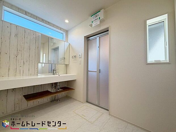 【洗面台・洗面所】白を基調とした爽やかなサニタリースペース。清潔感のある快適空間です。毎日の身支度も気持ち良くお使い頂けます。