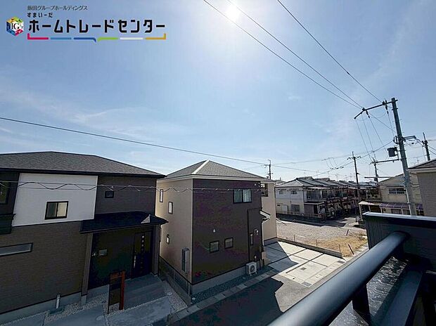 【バルコニーからの眺望】バルコニーは２部屋より出られて便利。暖かな陽射しをたっぷり楽しもう。シーツなど大きな洗濯物もらくらく干せます。