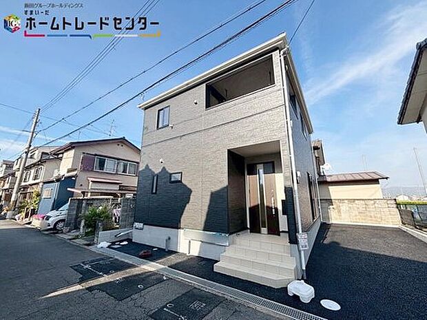 【【現地外観写真】】JR関西本線（大和路線）「大和小泉」駅まで徒歩１８分♪近鉄橿原線「筒井」駅まで徒歩１９分♪嬉しいコンクリート仕上げのカースペース。雨の日も足元を気にせず外出できます♪