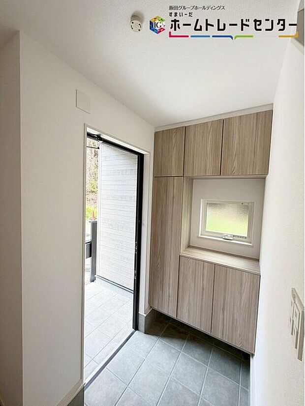 【【玄関】】コの字型の玄関収納を採用。多くの靴を収納できる上、飾り棚を利用して、お越しいただくお客様をおもてなしできます。