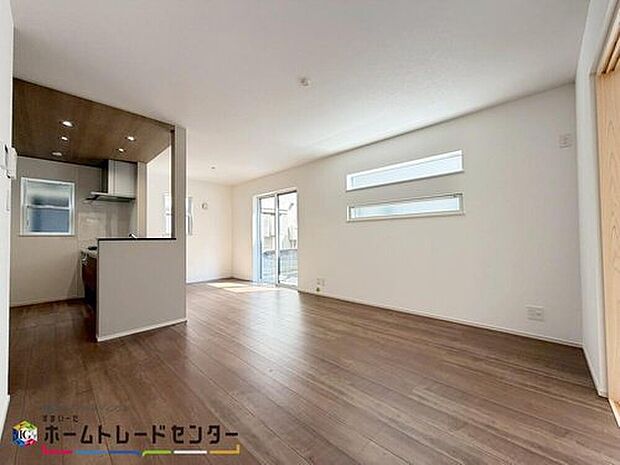 【【リビング】】広々としたLDKに、自分好みのインテリアでレイアウト。季節ごとに模様替えなども、楽しみの一つとなりそうです。