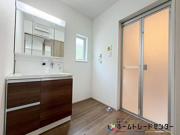 【【洗面台・洗面所】】白を基調とした爽やかなサニタリースペース。清潔感のある快適空間です。毎日の身支度も気持ち良くお使い頂けます。