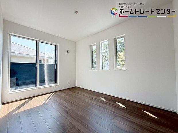 【【主寝室】】バルコニーに面した主寝室には、大きな窓を用意しております。暖かい日差し差し込む快適空間となっております。
