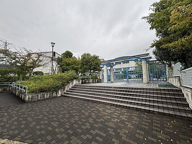 香芝市立真美ケ丘西小学校(約360m)