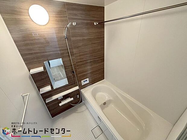 【【浴室】】毎日の疲れを癒す浴室は1坪タイプです。足を伸ばしてゆっくりとくつろげます。
窓付きのバスルームは、明るく換気環境も良好♪日中の入浴も気持ちよくお使い頂けそうです。