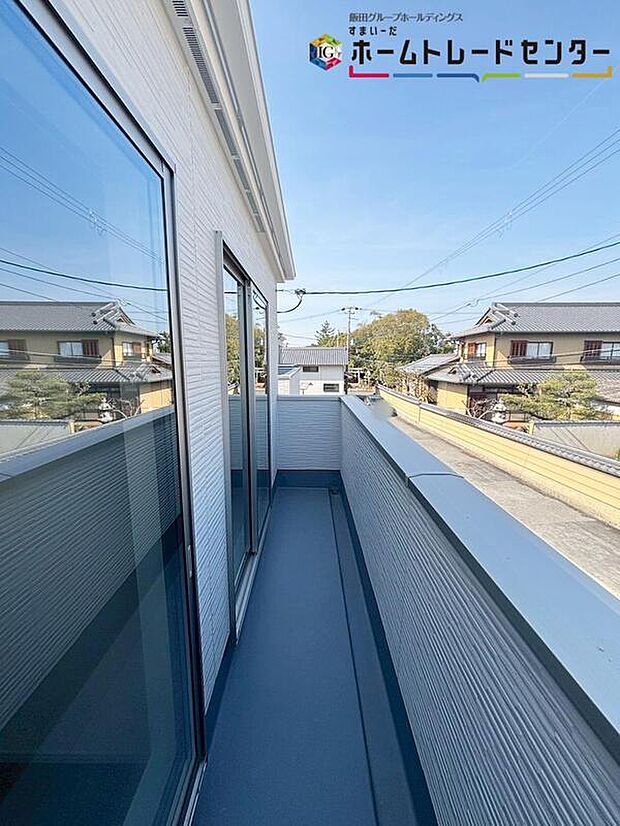 【【バルコニー】】広々としたバルコニーならシーツなど大きな洗濯物もらくらく干せます。観葉植物を置いたり、料理に使えるハーブを育てたり、ガーデンニングを楽しむスペースも十分♪