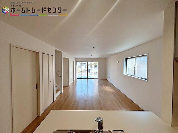 【【キッチン】】対面式キッチンからは、リビングにいるご家族の様子が一目で分かります♪小さいお子様がいても安心です。