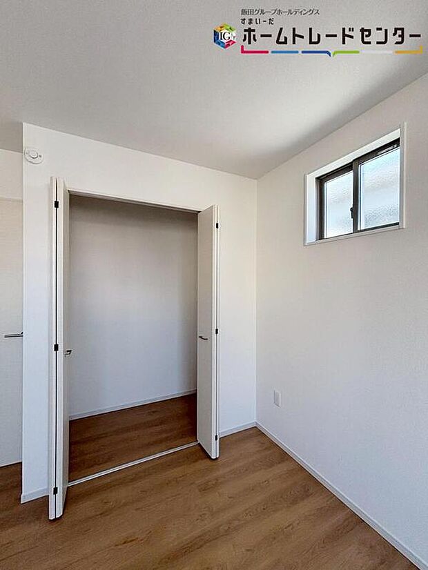 【【居室】】クローゼットにはシーズンオフのお洋服や靴はもちろんお雛様や五月人形など、かさばるけど大切なものもしっかり片づけられます♪