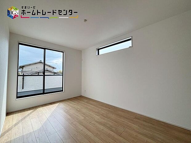 【リビング以外の居室】2面採光を確保した明るい室内は、風通しも良く、大変居心地の良い空間となっております。爽やかな風を感じて起きる朝は、快適生活の始まりに！