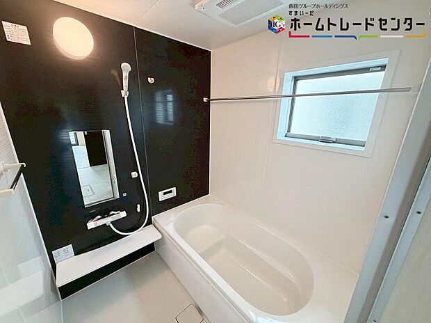 【浴室】浴室は湿気がたまりやすく、換気扇だけではどうしてもカビが出やすいです。窓があるだけでお風呂のカビお掃除がラクラクに♪