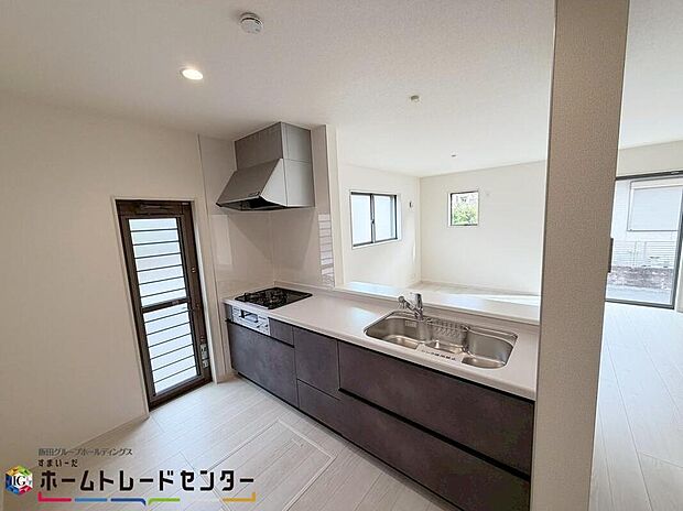 【キッチン】高級感漂うシステムキッチン。収納力豊富で”見せるキッチン”の実現が可能に♪いつもキレイにしておきたくなるキッチンです♪