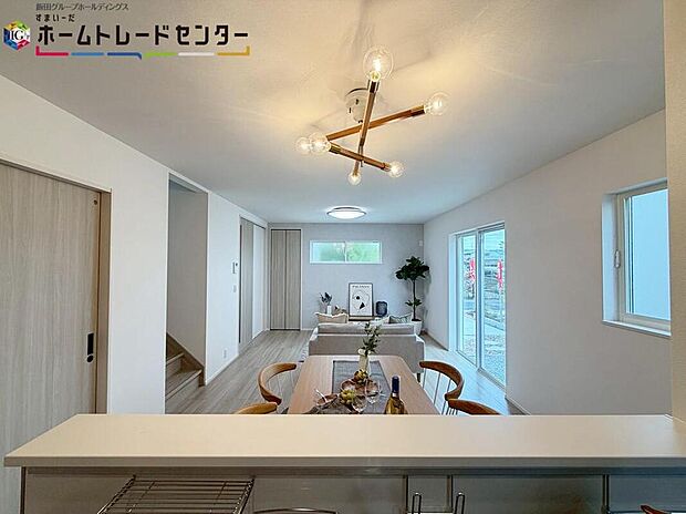 【キッチン】対面式キッチンからは、リビングにいるご家族の様子が一目で分かります。小さいお子様がいても安心です♪