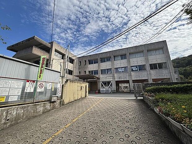 生駒市立あすか野小学校（約280m）