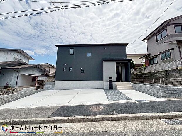 【現地外観写真】一戸建ての大きなメリットは、「自分の土地」を自由に使えること♪好きなペットが飼えるほか、ガーデニングやＤＩＹ、車やバイクの手入れなど様々な趣味を楽しめます♪