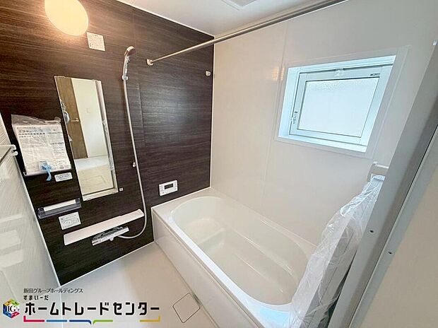 【浴室】１日の疲れた体を癒せるシステムバス♪窓もあるので湿気もこもりません！
浴室は乾きやすく、滑りにくい速乾床を採用。お子様とのお風呂タイムも安心です♪