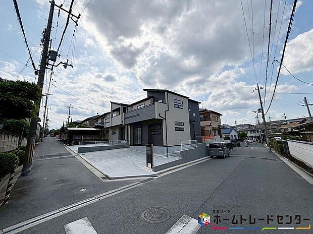 【【前面道路含む現地外観写真】】一戸建ては都心部などの物件を除き、駐車スペース付きの物件が一般的♪玄関と駐車スペースとの行き来もしやすく、天候が悪い日などに便利です♪