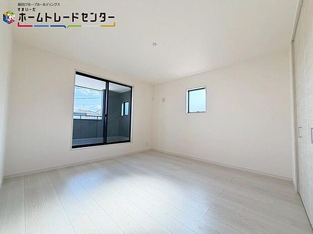 【【居室】】充分な広さの収納を備え、採光良好な洋室は、快適空間。プライベートの時間もゆったりお寛ぎ頂けそうです♪