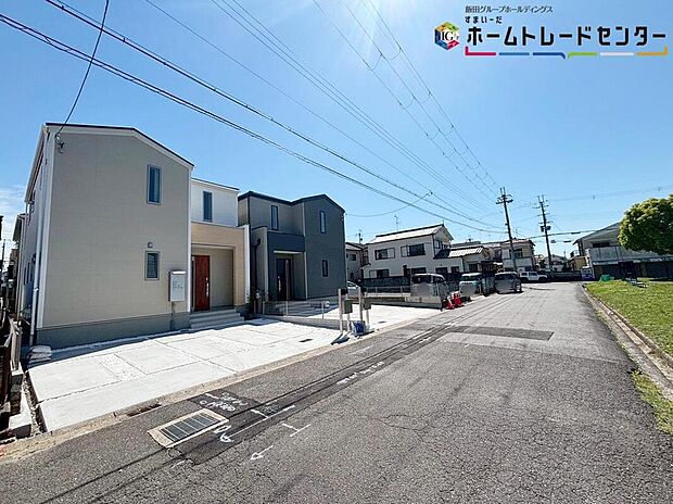 【前面道路含む現地写真】※左2号棟、右1号棟
周辺は交通量の少ない生活道路なので小さなお子様がいても安心です♪前道が6ｍあるので、車庫入れが苦手な方でも安心して入れられます♪