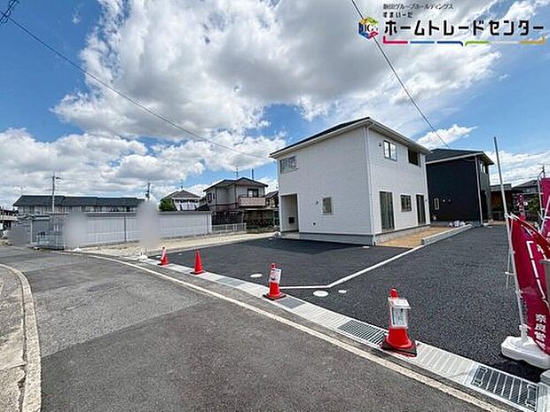 【前面道路含む現地写真】通りより少し奥へ入っておりますので、プライベート空間を確保できる敷地延長の土地♪周辺に高い建物が無く、空が広く大きく感じられます♪