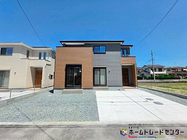 【現地外観写真】※2号棟
◆一戸建ての大きなメリットは、「自分の土地」を自由に使えること。好きなペットが飼えるほか、ガーデニングやＤＩＹ、車やバイクの手入れなど様々な趣味を楽しめます♪