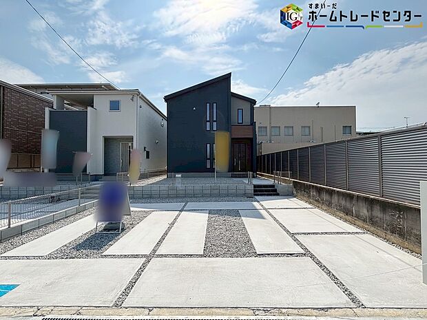 【現地外観写真※1号棟】洗練されたデザインのお洒落なお住まいです♪グレーがぱっと目をひくシンプルシックでおしゃれな外観♪ゆとりの広さを誇る魅力にあふれています♪