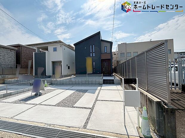 【現地外観写真】立体的なコントラストをもたせた外観が魅力的なお住まいです♪今なら建築中の様子をご覧になることができます♪現地をご覧いただきながら、住まいの夢をお聞かせください♪