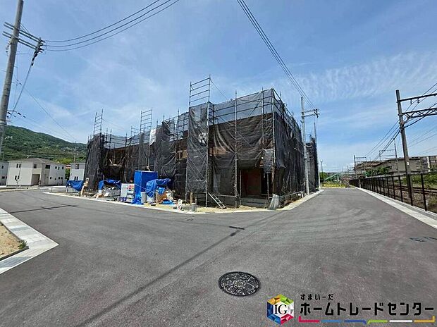 【前面道路含む現地写真】これから徐々に家の骨組みが出来上がっていきます♪お客様に合った資金計画書の作成や近隣の完成物件のご紹介も可能です♪現地をご覧いただきながら、住まいの夢をお聞かせください♪