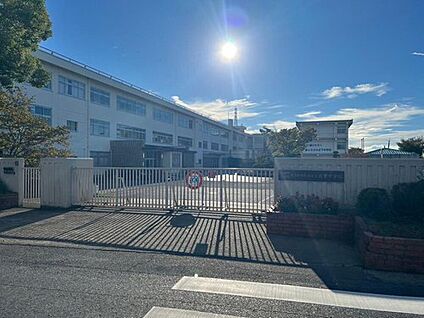 川西町三宅町組合立式下中学校 1250m(徒歩16分)
