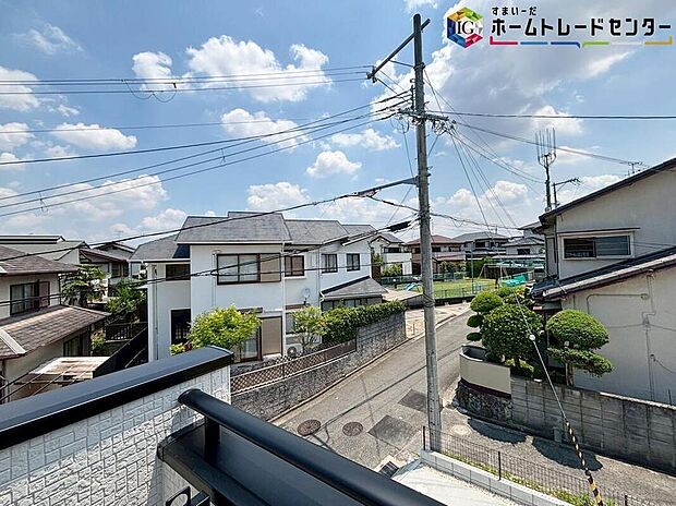 【【住戸からの眺望】】周辺は閑静な住宅地となっております。風通しも良く穏やかな時間をお過ごしいただけます。