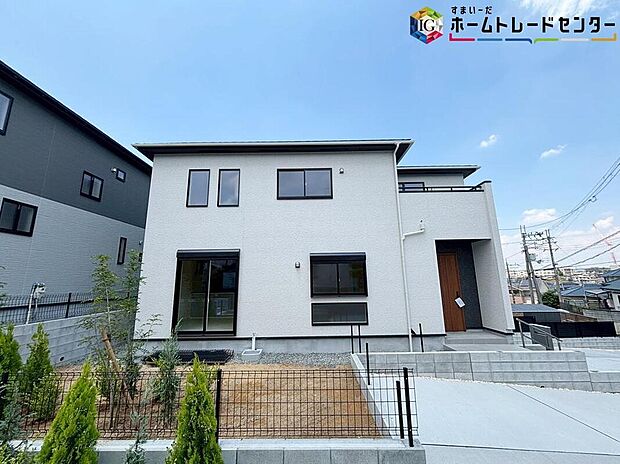 【【現地外観写真】】個性あふれる間取りの新築一戸建て♪　家族の笑い声が自然と生まれます！充実の収納と機能性を兼ね揃えた見どころ満載の現地は内覧会開催中！ご連絡お待ちしております♪